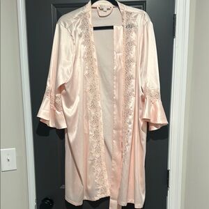 Le Rose Pink Lace Trim Robe